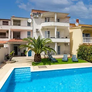 apartments-and-rooms-alenka.in-istria.net/